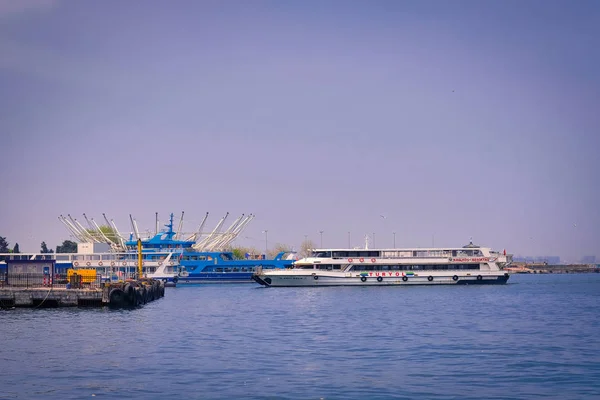 Fähren Mit Passagieren Der Straße Von Istanbul lizenzfreie Stockbilder