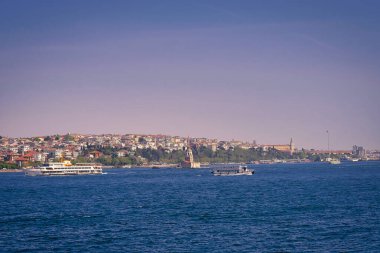 Bakire Kulesi 'nin manzarası. Bakire Kulesi Uskudar 'ın sularında ve Boğaz' ın köşe taşı olarak kabul edilebilir..