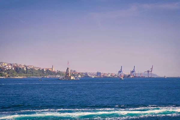 Landschaft Des Mädchenturms Der Mädchenturm Steht Auf Dem Wasser Von — Stockfoto