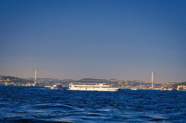 İstanbul Boğazı 'nda yolcu taşıyan feribotlar.