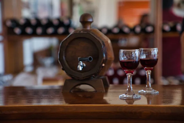 Rotwein Zwei Tassen Und Weinfass Auf Dem Tresen Roter Traubenwein Stockfoto