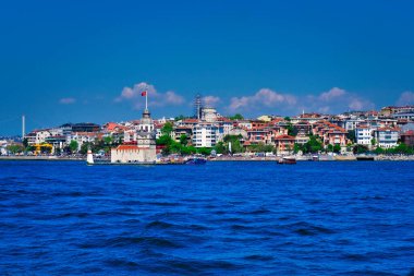 Bakire Kulesi 'nin manzarası. Bakire Kulesi Uskudar 'ın sularında ve Boğaz' ın köşe taşı olarak kabul edilebilir..