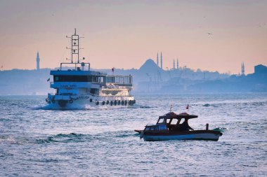 İstanbul Boğazı 'nda yolcu taşıyan feribotlar.