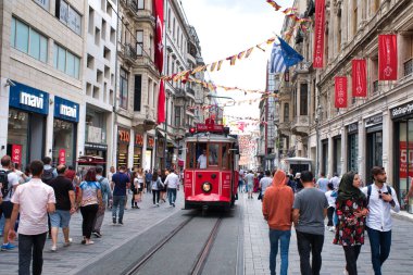 Öğlen Taksim İstiklal Caddesi 'nde nostaljik Kızıl Tramvay. Taksim İstiklal Caddesi İstanbul 'da popüler bir yerdir. Beyoğlu, Taksim, İstanbul. Türkiye.