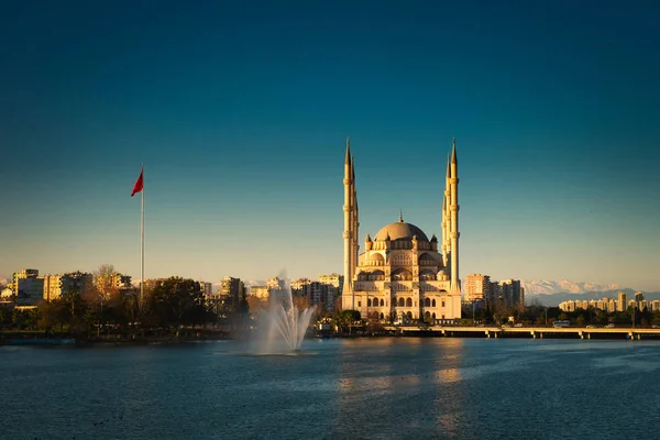 Adana Merkez Camii. Adana Sabancı Merkez Camii, Türkiye. Güneşli bir gün ve mavi bir bulut