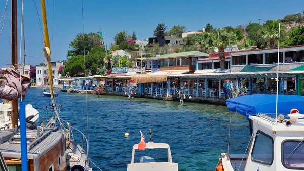 Restaurant Und Bougainvillea Blumen Strand Gumusluk Bodrum Bunte Stühle Tische — Stockfoto