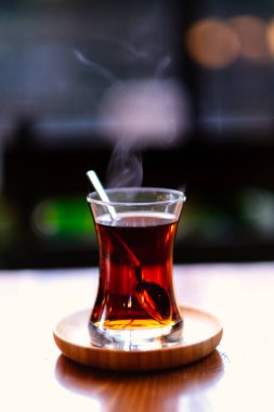 Geleneksel Türk İki Çayı Tahta Masa 'da. Geleneksel Türk çayı geçmişi bulanık. Türk Çayı arka planı.