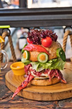 Fast food, hamburger. Özel dana burger, patates kızartması ve duble çedar peyniri. Yakın plan taze lezzetli ev yapımı Burger. Taze sıkılmış organik portakal suyu..