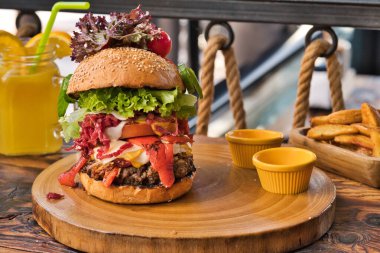 Fast food, hamburger. Özel dana burger, patates kızartması ve duble çedar peyniri. Yakın plan taze lezzetli ev yapımı Burger. Taze sıkılmış organik portakal suyu..