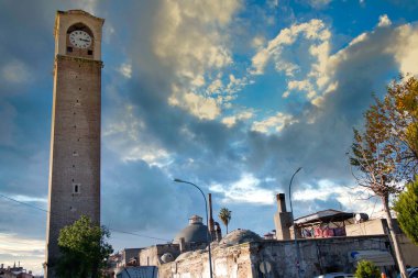  Adana, Türkiye 'de mavi ve bulutlu eski saat kulesi. Byksaatdiye adlandırılan tarihi Saat Kulesi.