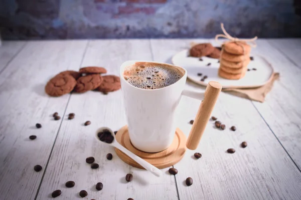 Sült Barna Kávébab Forró Kávé Gyönyörűen Egymásra Rakott Sütik Csokoládéval — Stock Fotó