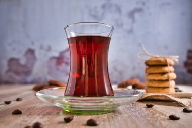 Ahşap masada güzel istiflenmiş kurabiyeli geleneksel Türk çayı. Çikolata parçalı kurabiyeler Vintage Renkli. Üst görüntü fotoğrafı.