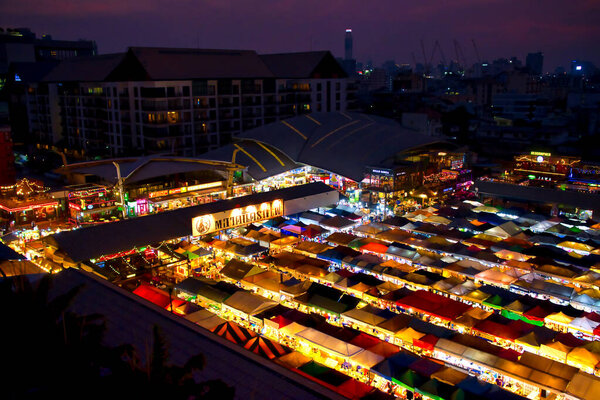 Туристическая прогулка по старинному рынку Чатучак Уикенд Маркет. Выходной рынок Чатучак в Бангкоке Таиланд.
