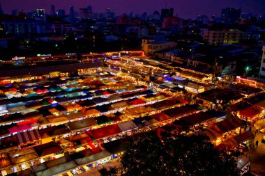 Turistler, Chatuchak Hafta Sonu Pazarı 'nda antik pazarda yürüyorlar. Bangkok Tayland 'da Chatuchak Hafta sonu Pazarı.