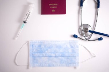 Coronavirus - Covid19 Turkuaz Tıbbi Maske. Kirliliğe, virüse, gribe ve koronavirüse karşı yüz maskesi koruması. Sağlık ve cerrahi konsept. Mavi steteskop. Evde Kal.