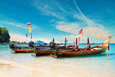 Tayland 'ın Phuket Adası' ndaki Özgürlük Sahili 'nde balıkçı tekneleri. Güzel manzara Özgürlük Kumsalı.