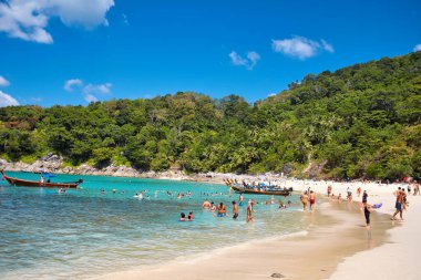 Tayland 'ın Phuket Adası' ndaki Özgürlük Sahili 'nde balıkçı tekneleri. Güzel manzara Özgürlük Kumsalı.