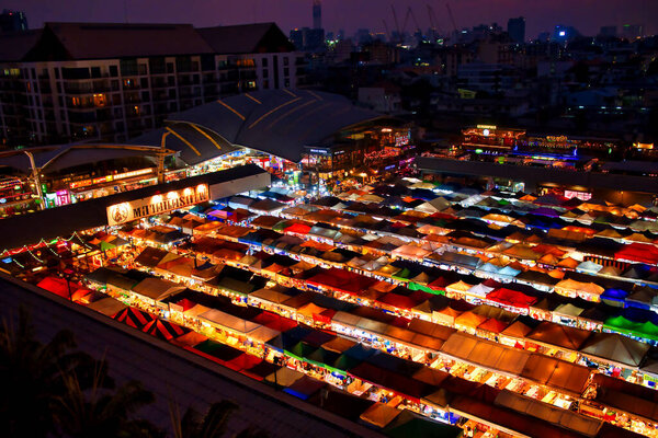 Туристическая прогулка по старинному рынку Чатучак Уикенд Маркет. Выходной рынок Чатучак в Бангкоке Таиланд.