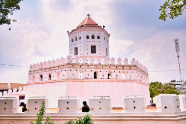 Bangkok 'taki Santichai Prakan Parkı' ndaki Phra Sumen Kalesi. 1783 'te potansiyel deniz istilasına karşı savunmak için inşa edildi..