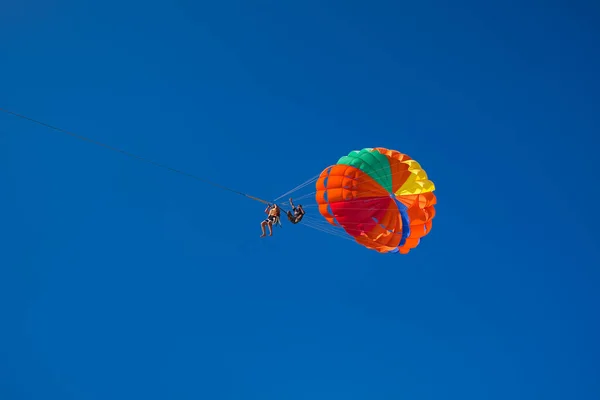 Mit Dem Fallschirm Hinter Einem Boot Sommerurlaub Strand Von Patong Stockfoto