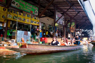 Damnoen Saduak Yüzen Piyasa... Tayland 'da Ratchaburi olarak bilinen eski yaşam kültürü...