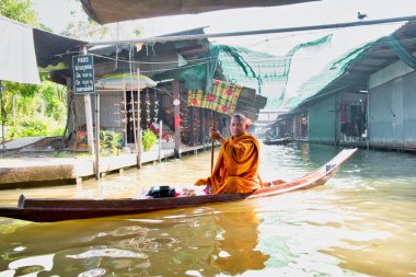 Damnoen Saduak Yüzen Piyasa... Tayland 'da Ratchaburi olarak bilinen eski yaşam kültürü...