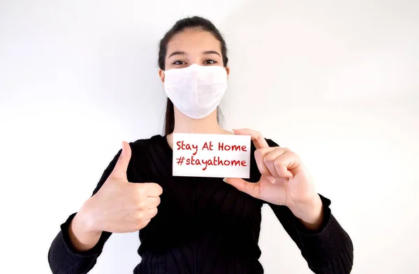 Asiatische Ärztinnen Tragen Eine Schützende Gesichtsmaske Gegen Coronavirus Quarantäne Tage lizenzfreie Stockfotos