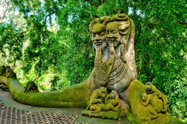 Endonezya, Ubud Bali 'deki Macak maymunları ve heykeller. Ubud 'daki Kutsal Maymun Ormanı ve Hindu tapınağı kompleksi.