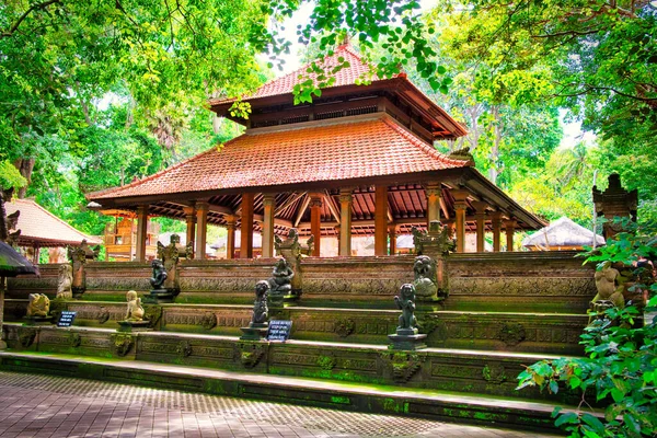 マカク猿と像は インドネシアのウブドバリにあります ウブドの聖なる猿の森とヒンズー教の寺院複合体 — ストック写真