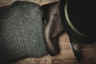 şık giysiler. deri çizme ve kazak