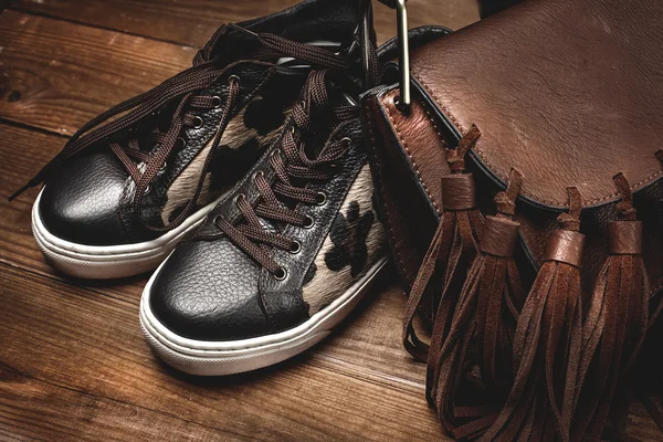 ブーツと木製のテーブルの上の茶色のバッグ — ストック写真