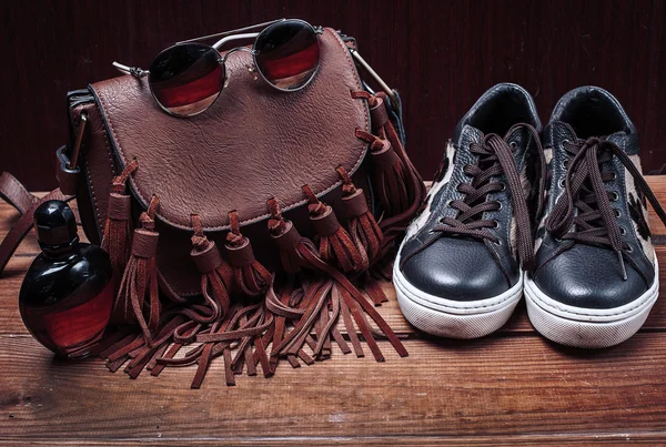 Damenbekleidung und Accessoires - Schuhe, Tasche und Sonnenbrille — Stockfoto