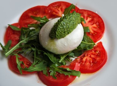 closeup Caprese salatası