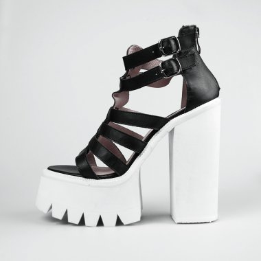 Beyaz arka plan önünde siyah sandalet