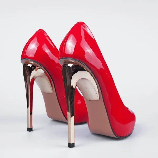 Moda kadın kırmızı ayakkabılar — Stok fotoğraf