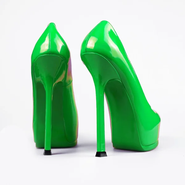 Vert talon haut chaussures femmes sur fond blanc . — Photo