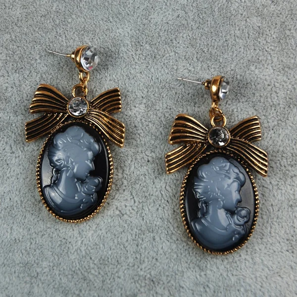 Boucles d'oreilles vintage femme — Photo