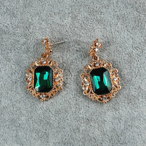 Kvinnliga emerald örhängen — Stockfoto