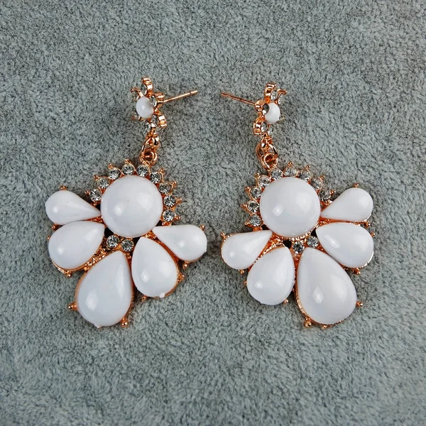 Boucles d'oreilles femme émeraude — Photo