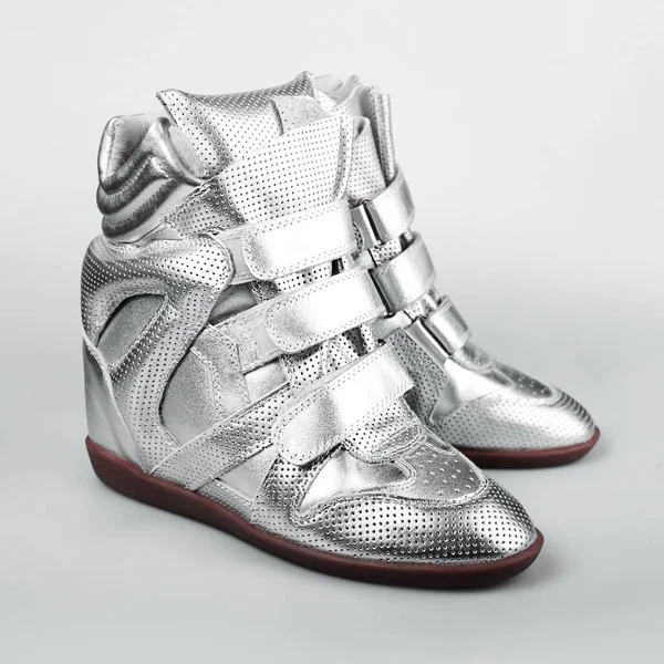 Srebrne włoskie buty kobiety — Zdjęcie stockowe