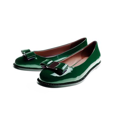 Yeşil ayakkabı üzerinde beyaz izole