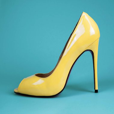 dişi kırmızı ayakkabılar  