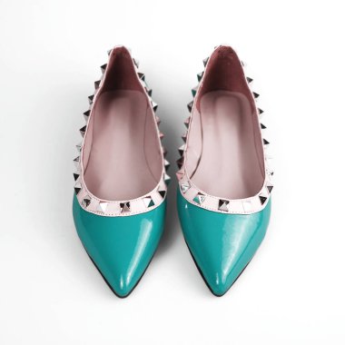 mavi ayakkabılar beyaza izole edilmiş