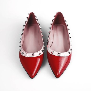 kırmızı ayakkabılar beyaz üzerine izole