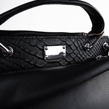 Beyaz arka plan üzerinde izole siyah kadın çanta.