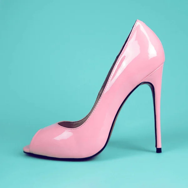 Moda zapatos de color rosa femenino — Foto de Stock