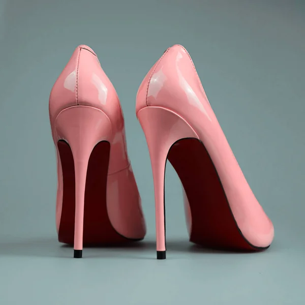 Pair of pink women's heel shoes — Stock Photo, Image