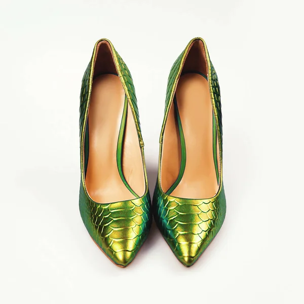 Zapatos verdes sobre blanco —  Fotos de Stock