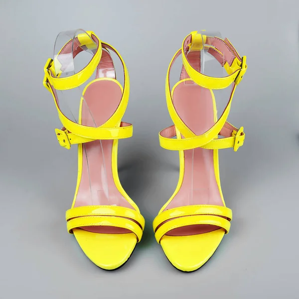 Żółte buty na obcasach, odizolowane na biało — Zdjęcie stockowe