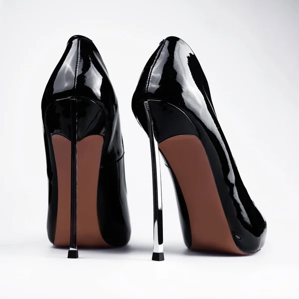 Černé ženské boty přes bílý — Stock fotografie